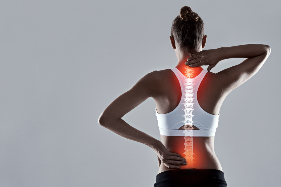 🌀 Cuidar tu espalda después de años sentada en la oficina o cuidando niños